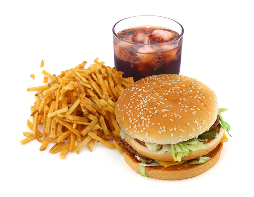 الطعام الذي يحتوي على الكثير من الدهون والمشروبات الغازية تحفز ظهور أعراض القولون العصبي